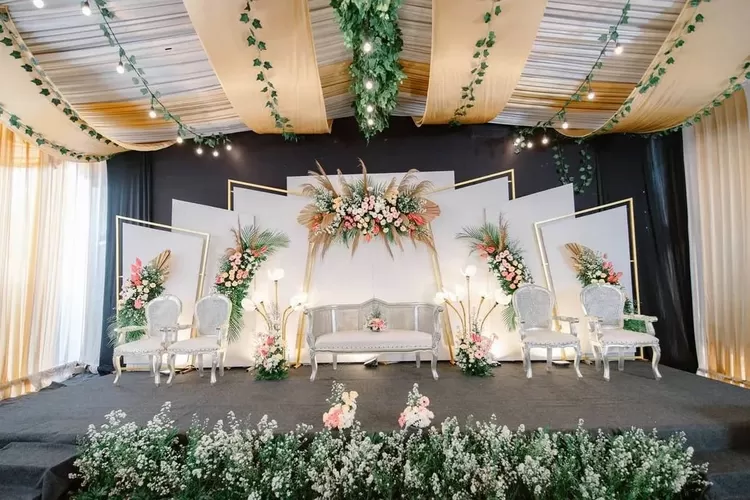 Tema dekorasi pernikahan dengan konsep pelaminan minimalis jadi pilihan baru saat ini. (idewedding.com)