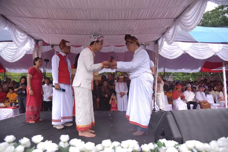 Gibran Rakbuming Raka Dapat Gelar Adat di Tana Toraja