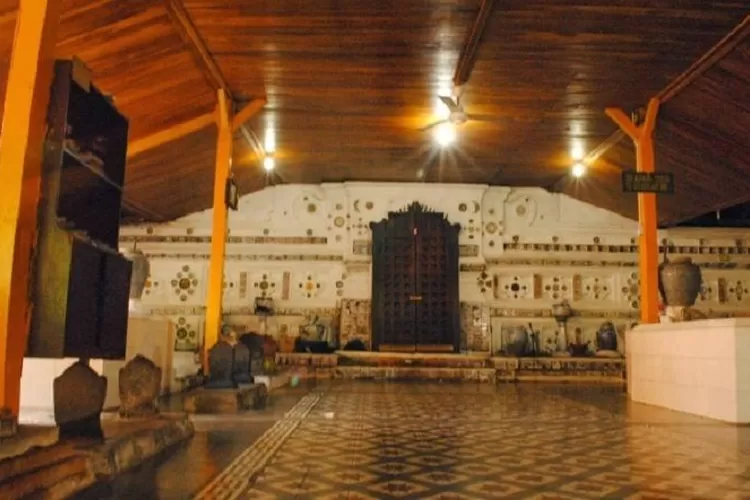 Buat  Ibu-Ibu Pengajian, Ini 4 Destinasi Wisata Religi Ziarah Makam Leluhur di Cirebon yang Populer dan Wajib Kamu Kunjungi.