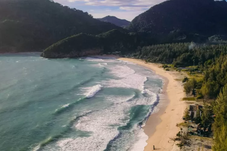 Pantai Lampuuk, Lokasinya Tak Jauh dari Pusat Kota Banda Aceh, Ombaknya  Cocok untuk BErmain Selancar - Radar Cianjur