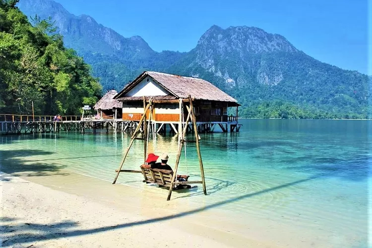 Ombak dan Kehangatan Wisata Liburan Akhir Tahun Baru di Pantai Pasir Putih yang Memikat.