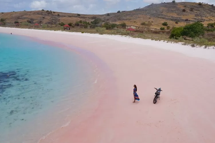 Wisata Pantai Indah di Kabupaten Bima (foto/Pinterest)