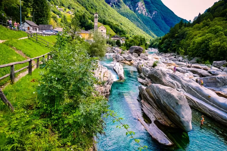 Eksplorasi Valle Verzasca, Keindahan Lembah yang Menakjubkan di Kota Swiss.