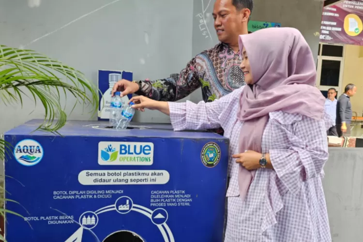 Kepala Desa Ciherang Pondok Aldi Wiharsa (belakang) dan Ketua Tim Penggerak PKK Ciherang Pondok Novi Fariana Wiharsa (depan) membiasakan warga Ciherang Pondok untul memilah sampah organik dan non-organik. (Foto/Istimewa.)