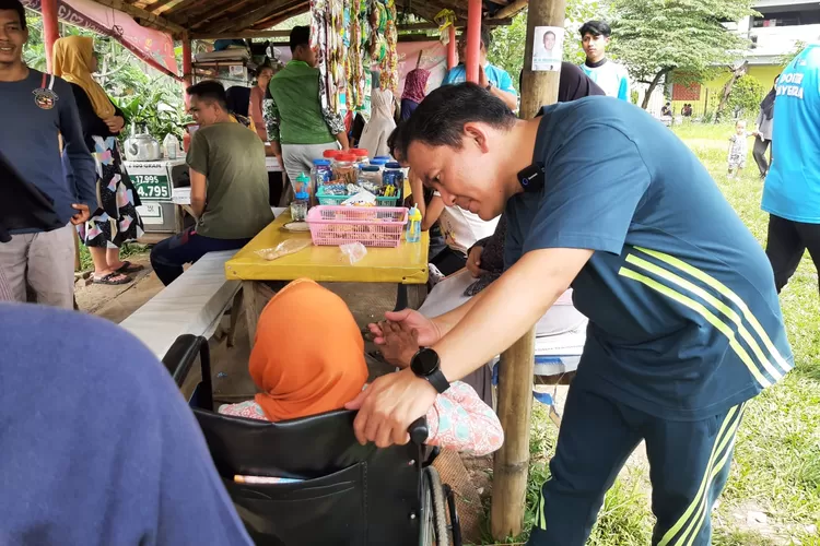 Dokter Rayendra mengadakan pelayanan kesehata. Foto/Pribadi (Foto/Pribadi)