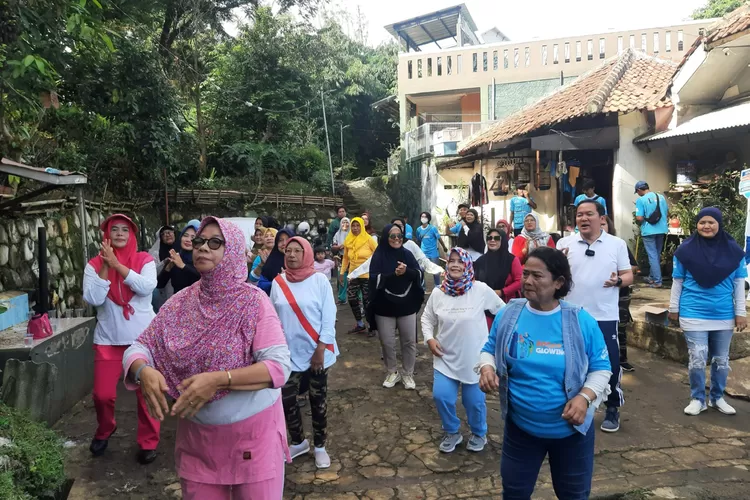 Dokter Rayendra Bersama dengan Masyarakat Lakukan Senam Pagi