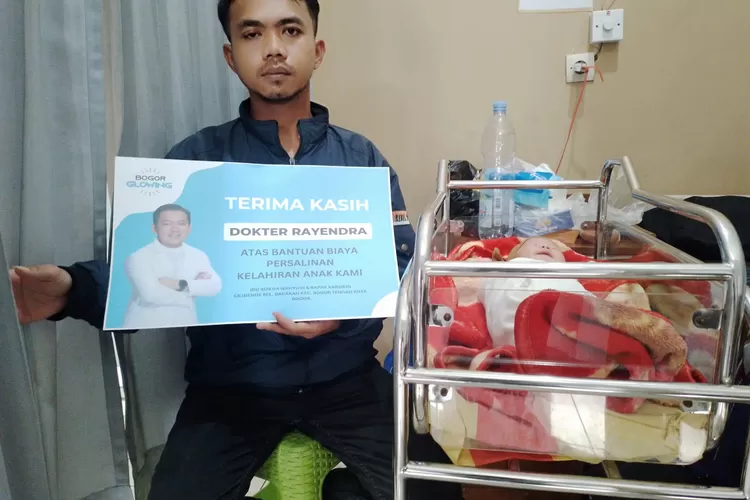 Dokter Rayendra Bantu Proses Persalinan Warga. (Foto/Istimewa.)