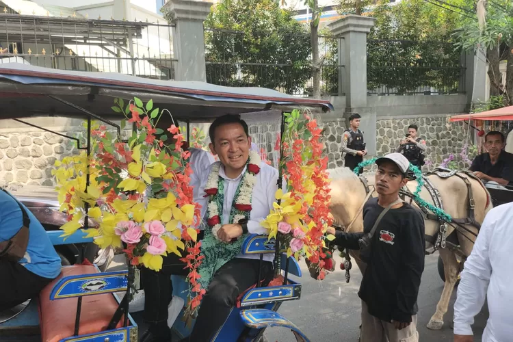 Dokter Rayendra dan Eka Maulana Tiba di KPU Kota Bogor. (Foto/Abdul Halim Trian.)