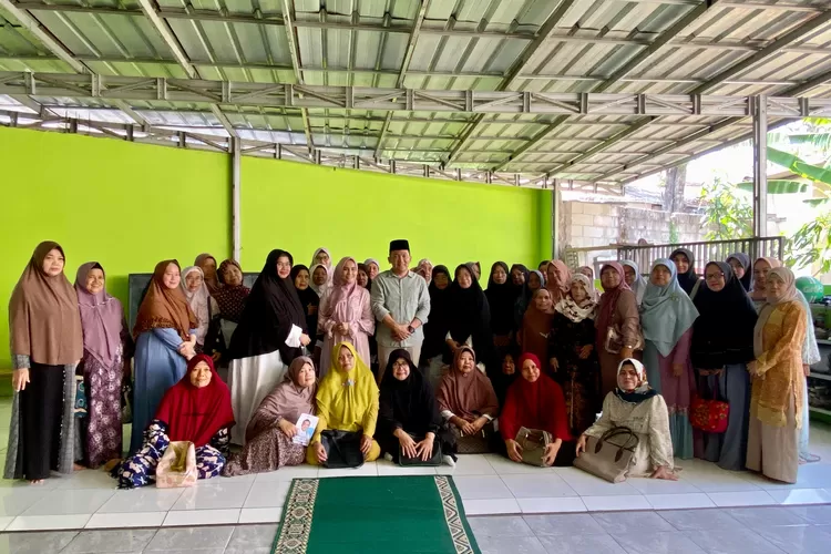 Dokter Rayendra Diserbu Emak-Emak Majelis Taklim Cimahpar: "Hayang Glowing, Pak!". Foto/Instagram (Foto/Instagram)