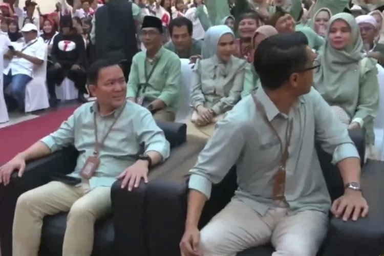 Dokter Rayendra dan Eka Maulana kompak kenakan kemeja hijau. (Foto/YouTube.)