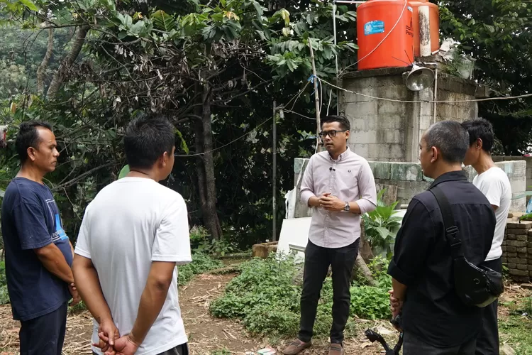 Calon Wakil Wali Kota Bogor Eka Maulana tinjau MCK. (Foto/Tim publikasi.)