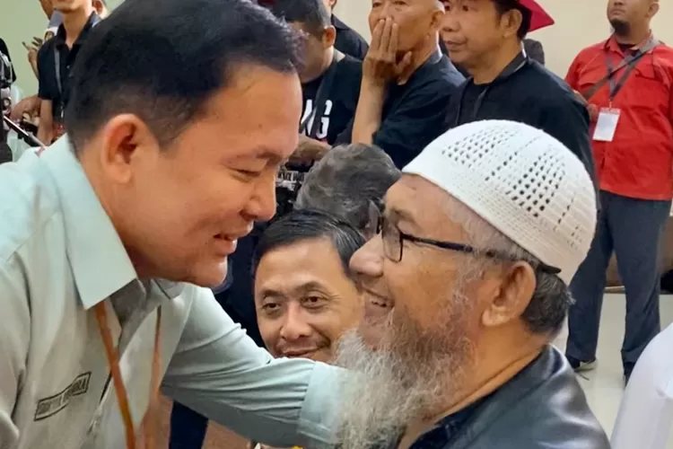 Momen Diani Budiarto cium tangan Dokter Rayendra. (Foto/Dokumen Tim.)
