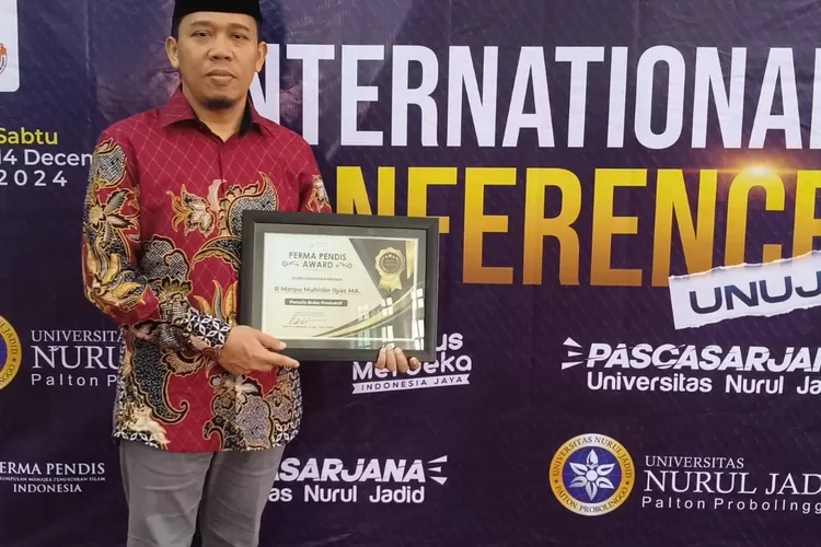 Pengasuh Pesantren Al-Muhajirin Pusat Purwakarta Jawa Barat, Raih Dua Penghargaan Bergengsi di Konferensi Internasional. Foto/Pribadi (Foto/Pribadi)