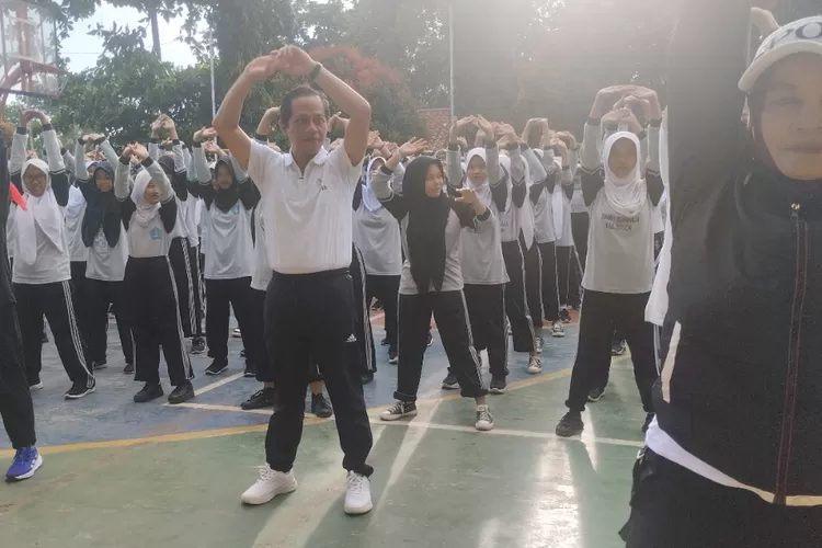 Menteri Lingkungan Hidup Hanif Faisol Nurofiq saat melakukan senam sehat di SMAN 1 Sukaraja, Kabupaten Bogor pada Kamis, 13 Februari 2025 