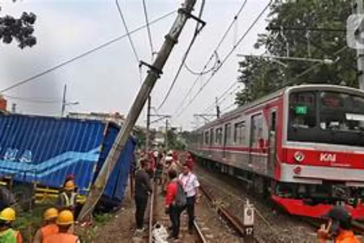 viral truk box tertabrak krl di bojong gede (foto truk tabrak krl/liputan6.com)