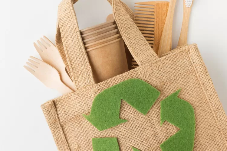 Illustrasi - Pilihan bijak, bumi pun senang.  Gunakan produk ramah lingkungan mulai sekarang! (Foto/Freepik)