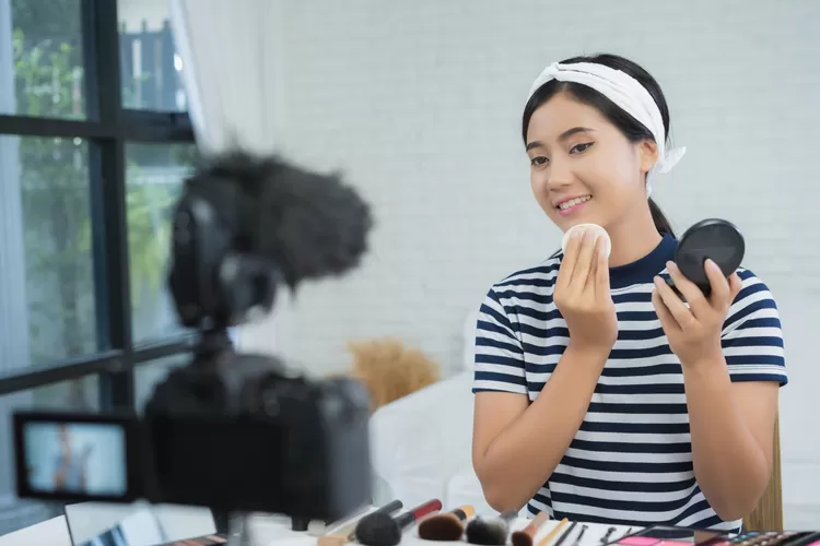 Ilustrasi - Memakai make up (Foto/Freepik - tirachardz)