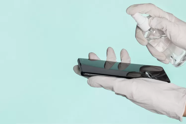 Ilustrasi - Membersihkan ponsel (Foto/Freepik)