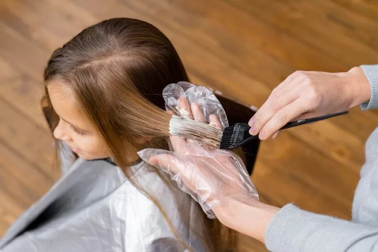 Mewarnai rambut (Foto/Freepik)