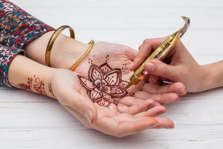 Memakai henna (Foto/Freepik)