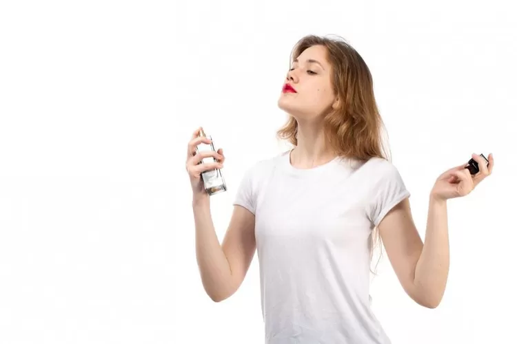 Memakai parfum (Foto/Freepik - KamranAydinov.)
