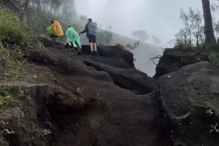 Hiking bersama teman (Foto/YouTube - Zulqa Mahendra.)