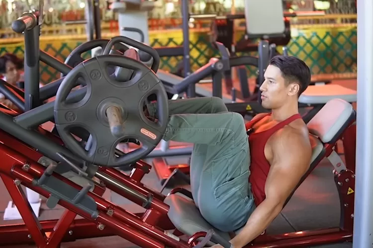 Tips Sebelum Nge-gym yang Perlu Diketahui, Cek Kebersihan Alat (Foto/YouTube - @2NineFitIndonesia.)