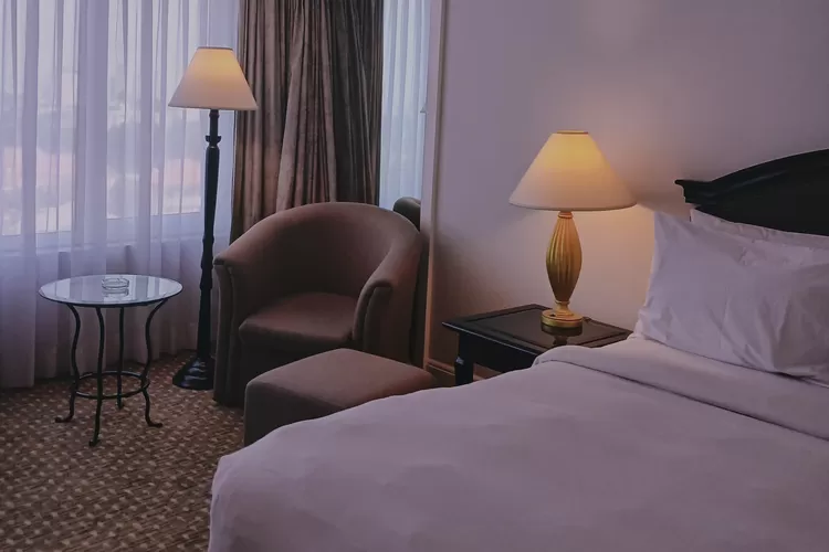 Salah satu sudut kamar di Aryaduta Bandung yang menghadirkan kenyamanan dan nuansa hangat khas hotel bintang lima, lengkap dengan pencahayaan lembut dan pemandangan kota dari balik jendela. (Foto - Dheandra Maisha Ramadhany.)