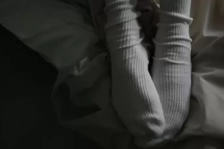 Ilustrasi - Tidur Memakai Kaus kaki 