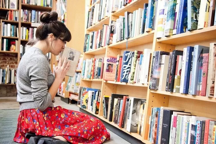 Ilustrasi - Orang Cium Buku