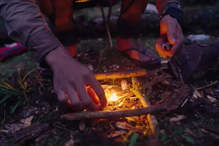 Seseorang menyalakan api unggun kecil di hutan untuk penghangat dan sinyal pertolongan. (Foto/YouTube - @fiersabesari.)