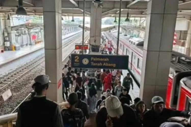 Suasana padat di Stasiun Palmerah, imbas rekayasa perjalanan KRL akibat demo buruh di sekitar DPR. (Foto/TikTok.)