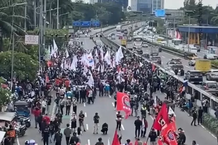 Demo buruh penuhi jalan menuju DPR, gaungkan enam tuntutan utama. (Foto/Tiktok - @republikaonline.)