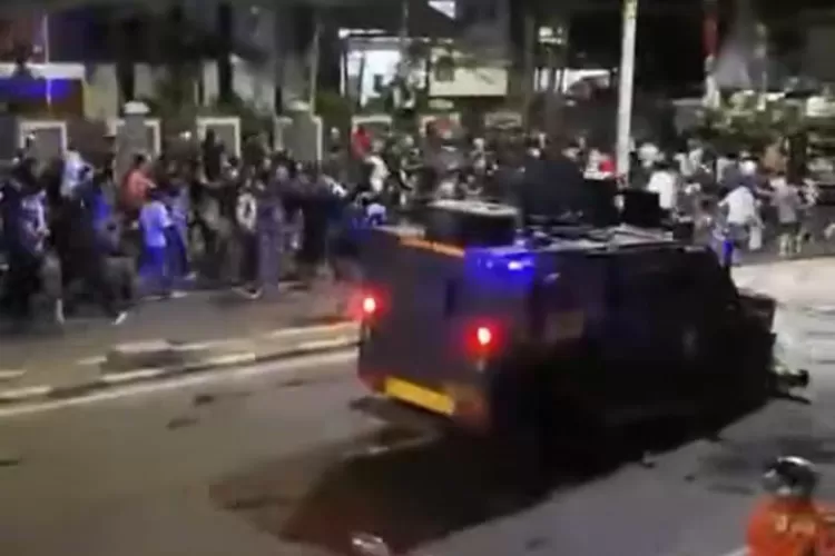 Massa aksi bentrok dengan aparat, mobil rantis bergerak di sekitar lokasi unjuk rasa. (Foto/Instagram.)