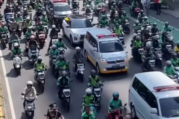 Ribuan driver ojol kawal jenazah Affan Kurniawan hingga ke TPU Karet Bivak. (Foto/Instagram.)
