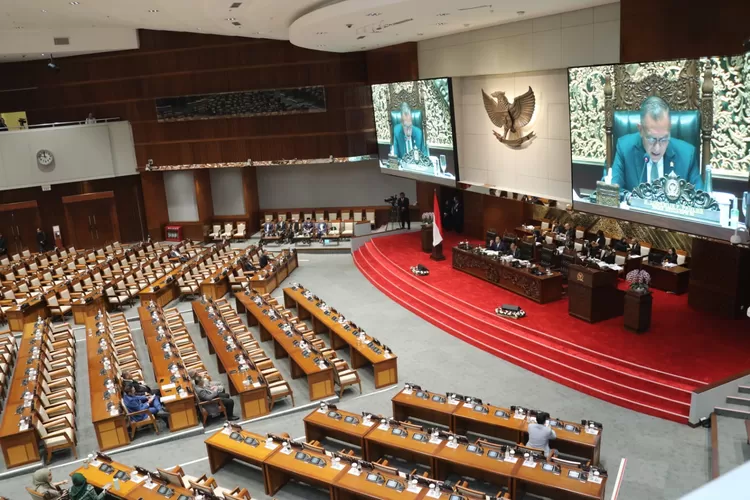 Suasana ruang sidang DPR RI di Senayan dengan agenda pembahasan parlemen. (Foto/menpan.go.id.)