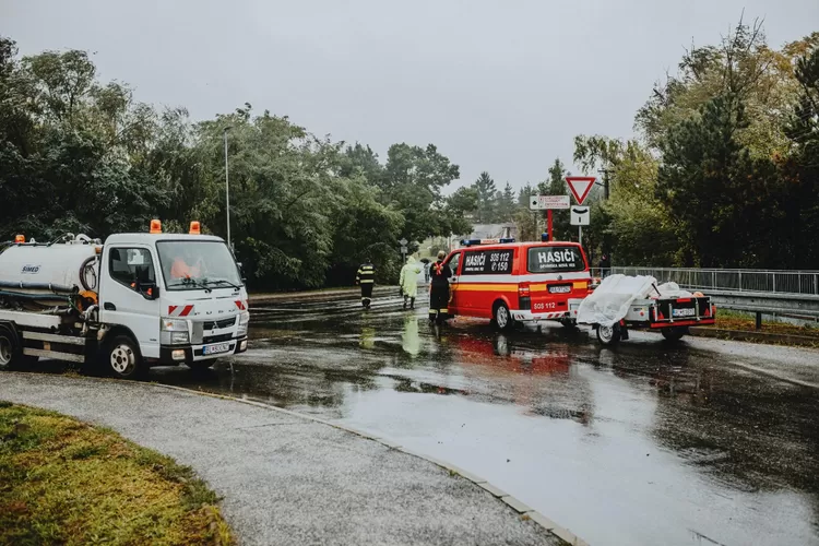 Kecelakaan maut di Takalar, tiga remaja SMP tewas setelah motor gagal menyalip dan tertabrak truk. (Foto/Pexels.)