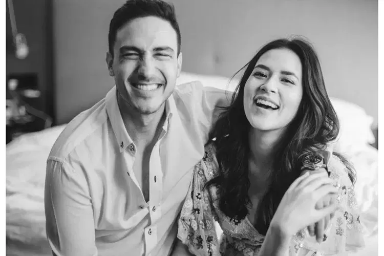 Unggahan anniversary yang dihapus menjadi titik mula rumor: Raisa &amp; Hamish Daud kembali jadi sorotan publik. (Foto/ X @IndoPopBase)
