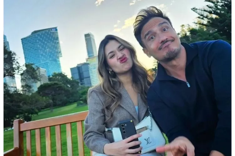 Raisa dan Hamish Daud, pasangan yang tetap saling mendukung di tengah tekanan publik dan gosip yang menerpa. (Foto/ Pinterest.)
