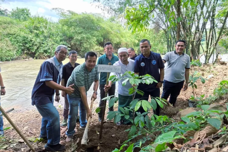 Penanaman pohon di pinggir Sungai Cisadane oleh tokoh-tokoh masyarakat Caringin bersama&nbsp;Tim&nbsp;AQUA. (foto/Istimewa.)