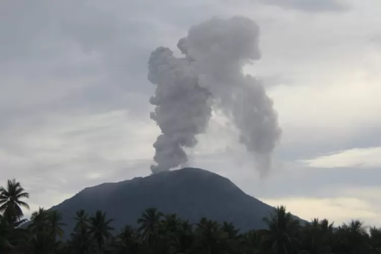 Gunung Ibu Di Pulau Halmahera Erupsi, Abu Vulkanik Capai 1.000 Meter ...