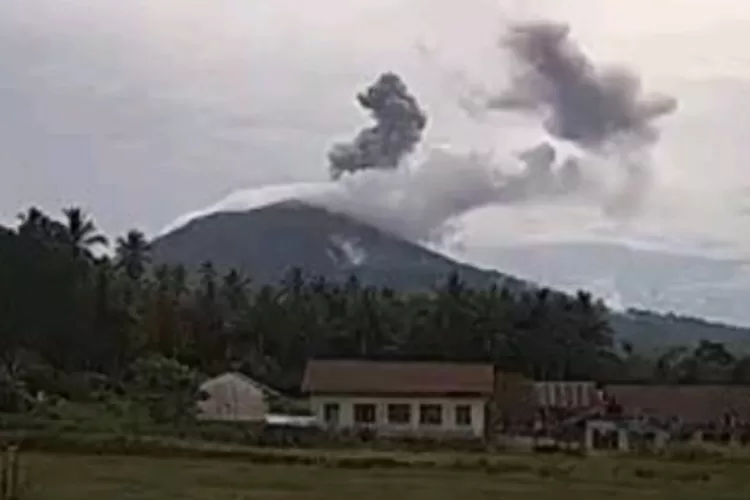 Gunung Ibu Meletus, Semburan Abu Setinggi 800 Meter Di Atas Puncak, Ini ...