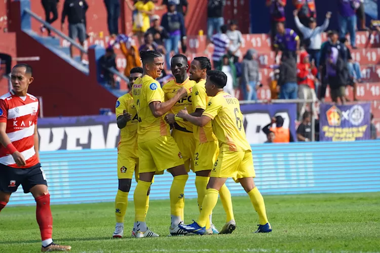 Pressing Ketat Persik Kediri Hancurkan Harapan Bangkit Madura United (Persik Kediri)