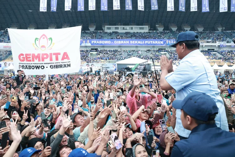 Prabowo Subianto menyapa warga di Stadion Gelora Bandung Lautan Api (Istimewa)