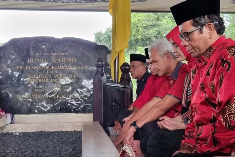 Risma-Gus Hans Mengais Restu di Makam Bung Karno dan Makam Tokoh Ulama Jelang Pilgub Jatim 2024