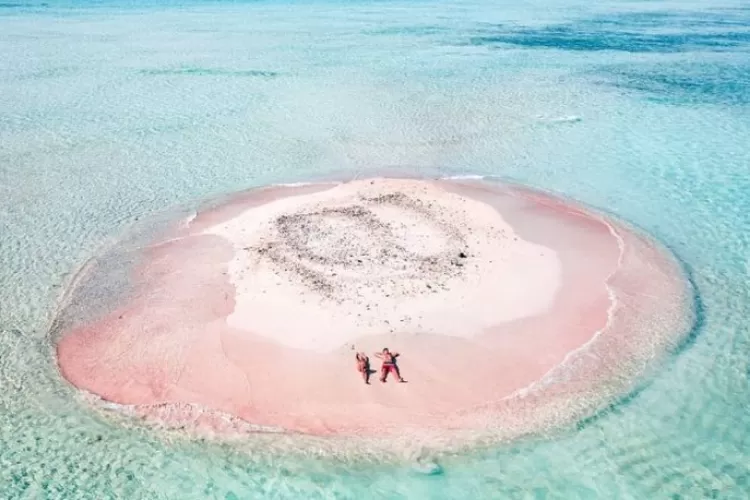 Gili Bagek dan Gili Kondo, yang terletak di Pulau Lombok, Nusa Tenggara Barat, merupakan destinasi wisata yang menawarkan keindahan alam yang luar biasa.  (IG @anniandtimo)