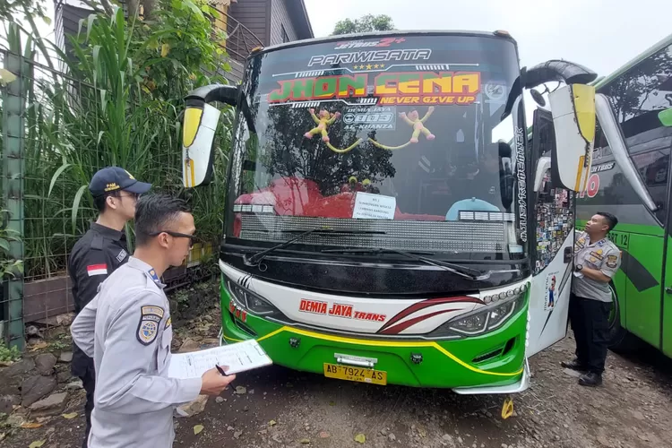 15 Bus Pariwisata Yang Membawa Wisatawan Ke Lembang Tak Laik Jalan ...