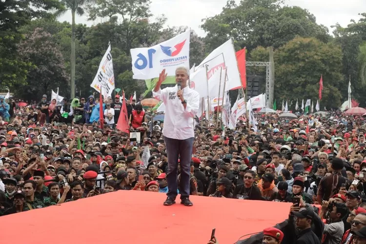 Bakar Semangat Puluhan Ribu Pendukungnya Di Tegalega Bandung, Ganjar ...