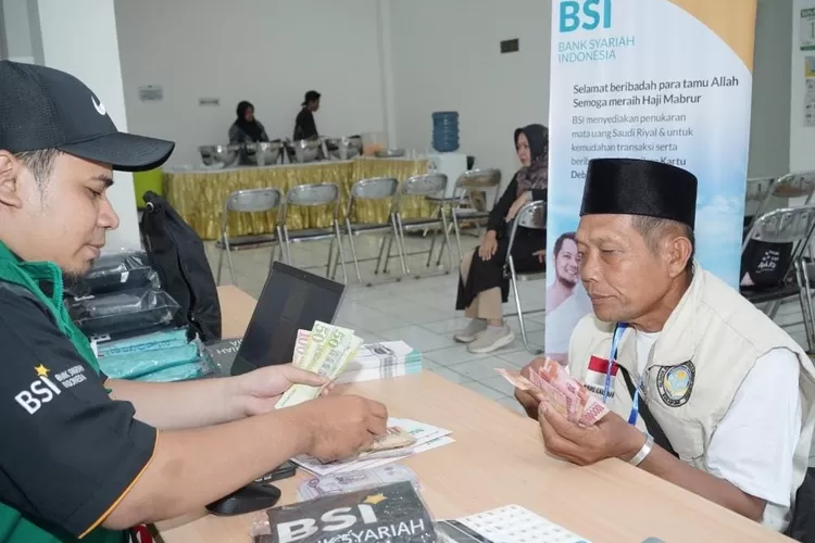 Ilustrasi penukaran uang riyal oleh seorang jemaah calon haji melalui BSI. (Istimewa)