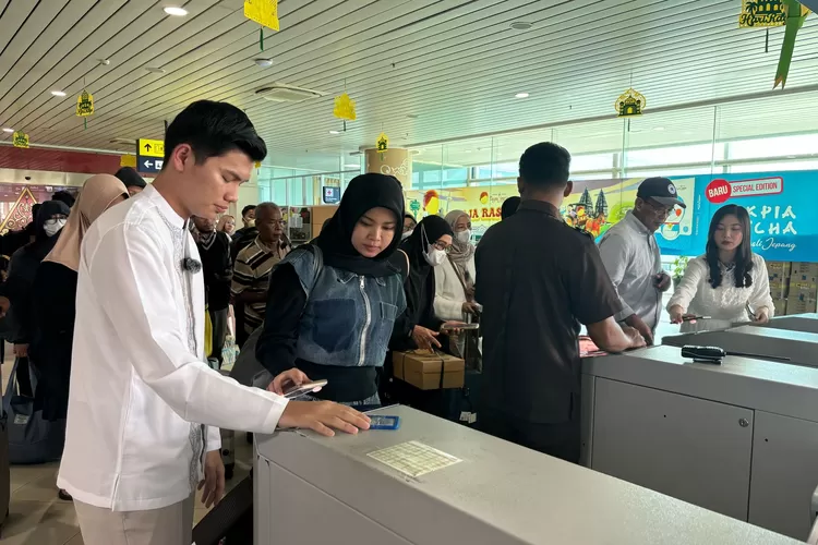 Ilustrasi: Petugas KAI Bandara melayani penumpang.